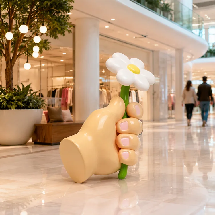 Main tenant une sculpture de fleur