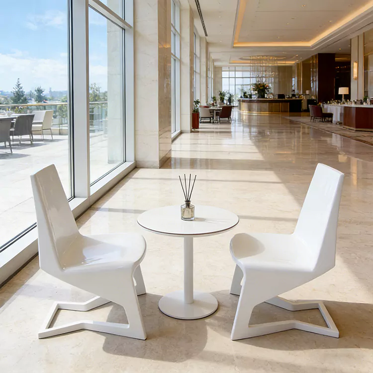 Chaise d'appoint moderne en FRP en porte-à-faux en forme de Z