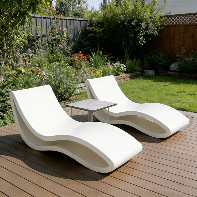 Chaise longue extérieure résistante aux UV au bord de la piscine en fibre de verre imperméable
